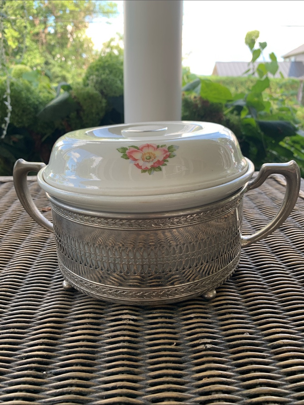 Vtg Hall’s Superior Kitchenware Covered Casserole in a Silver Metal Stand